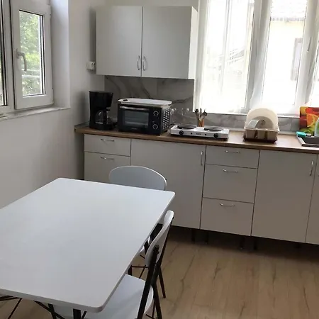 Cu 1 La Etaj 2 Si Masarda O De 9mp In Pozitie Centrala Pe Strada Randunelelor Nr 2 Cu Parcarestradalaala Centrala Constanţa